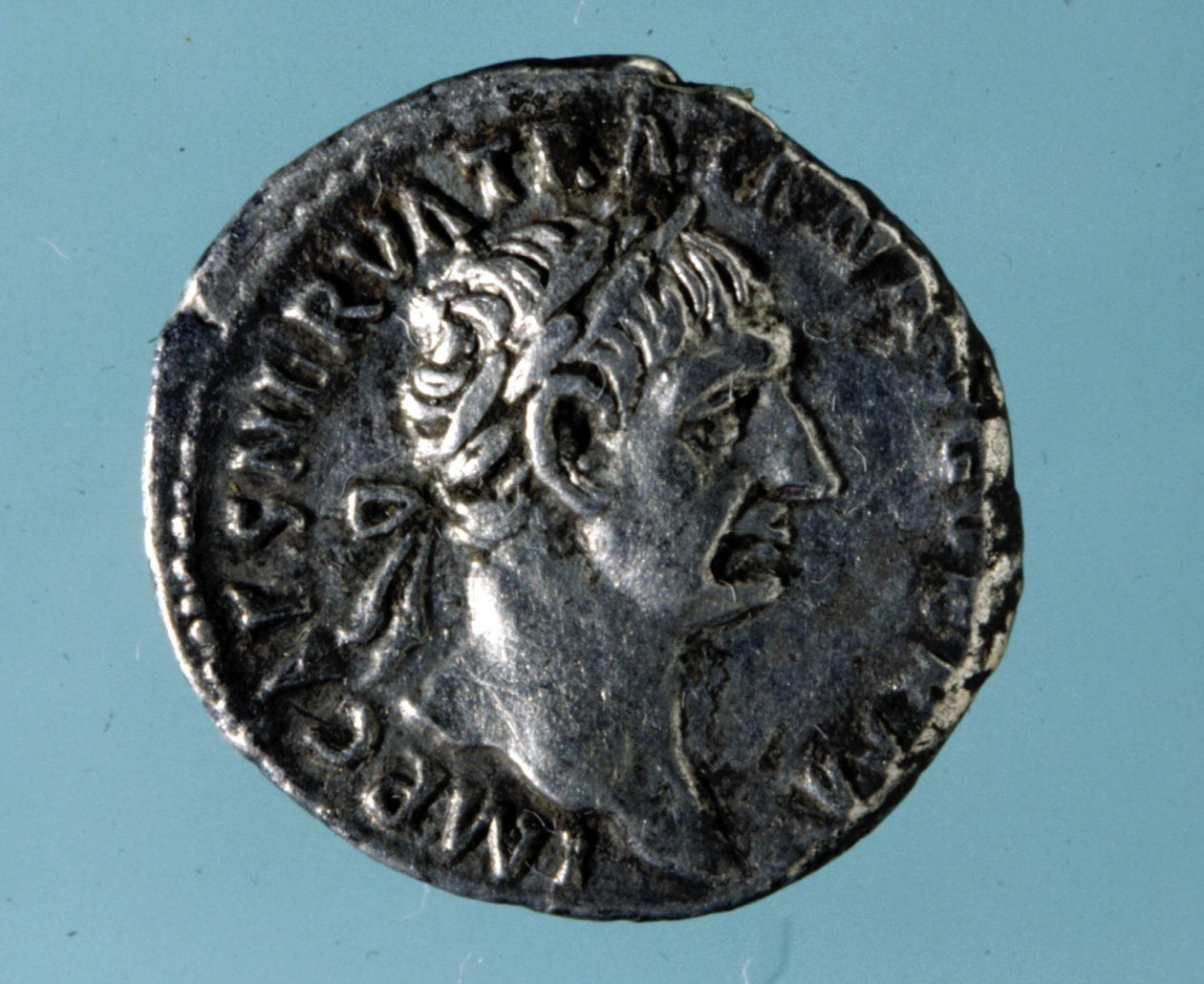 Silbermünze mit dem Abbild des römischen Kaisers Nerva (26 - 98) von Roman