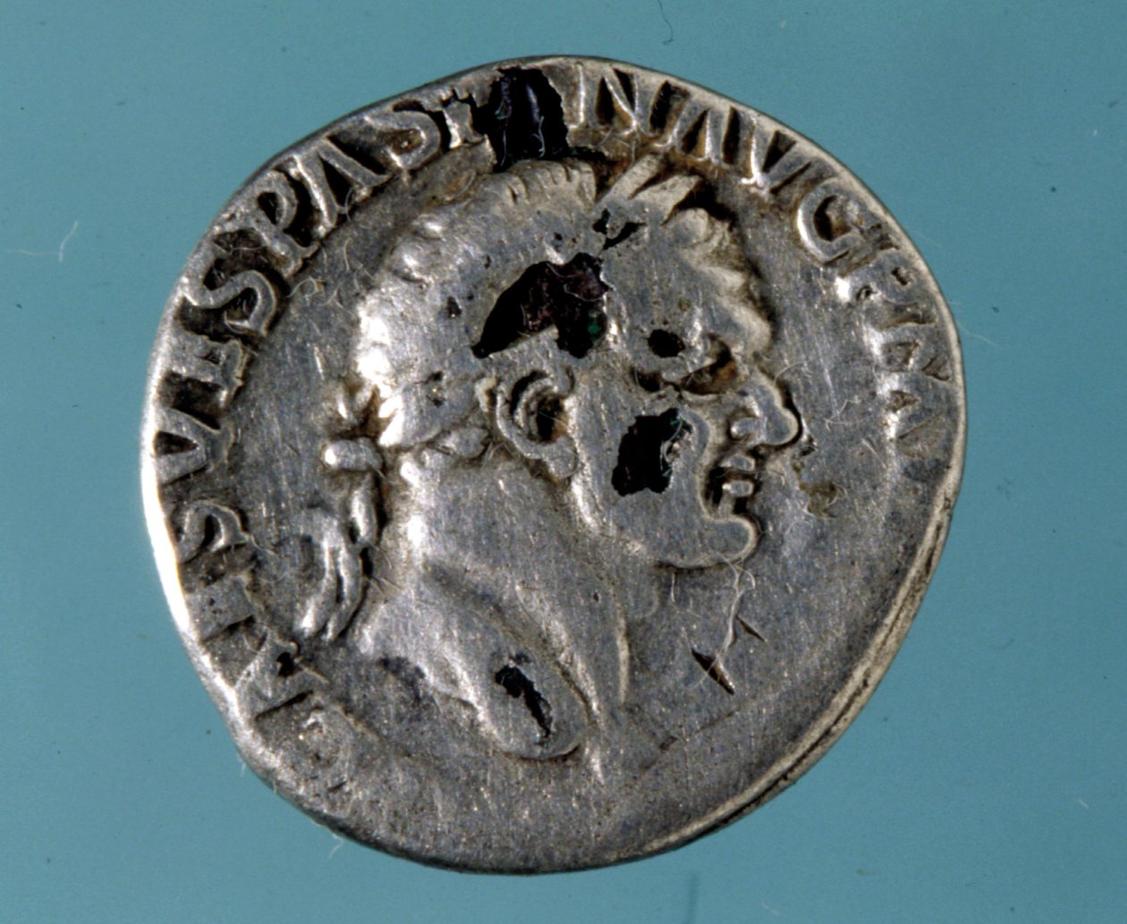 Silbermünze mit dem Abbild des römischen Kaisers Vespasian (9 - 79) von Roman