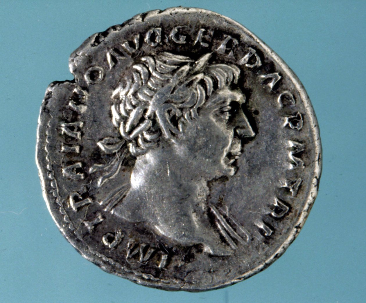 Silbermünze mit dem Abbild des römischen Kaisers Trajan (53-117). Sammlung des Medagliere von Mailand von Roman