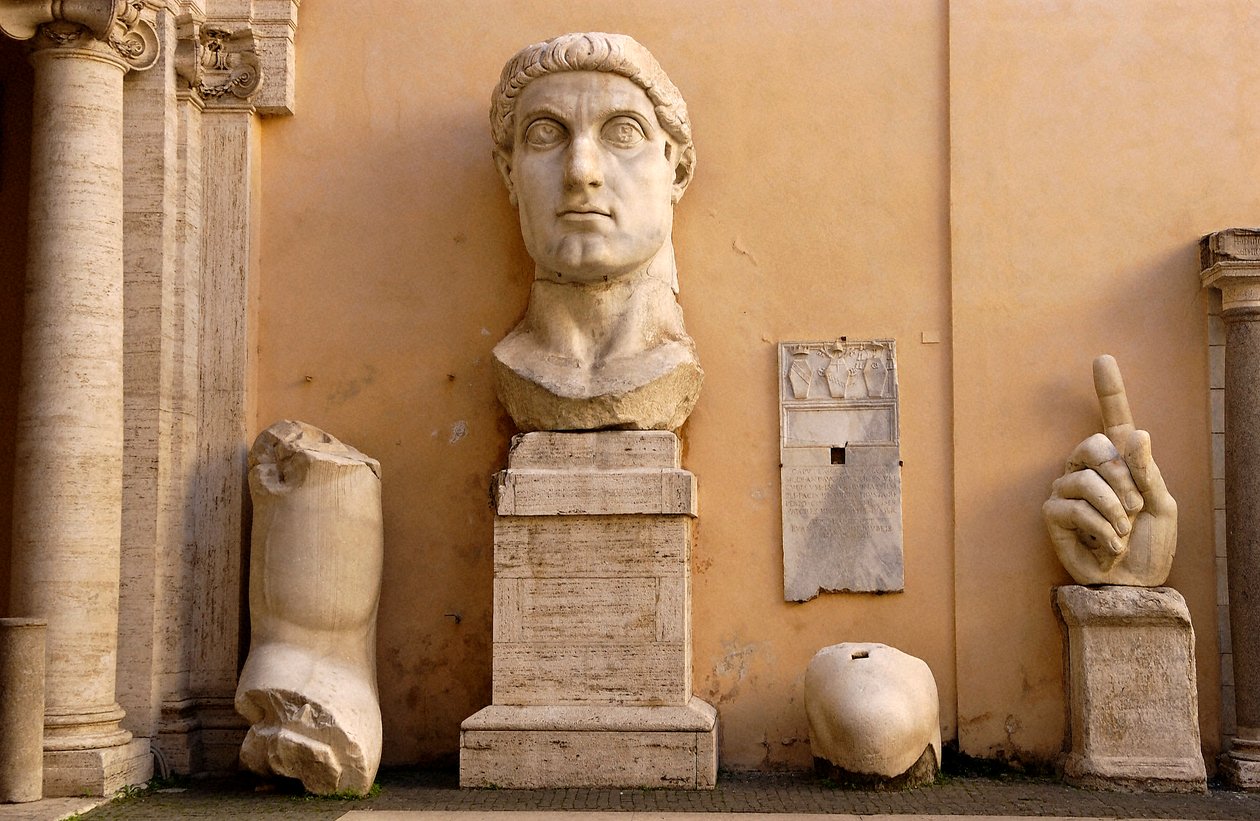 Der Innenhof des Palastes der Konservatoren (Palazzo dei Conservatori) im Kapitolinischen Museum: Fragmente der kolossalen Statue von Konstantin aus den Jahren 313-324 n. Chr. von Roman