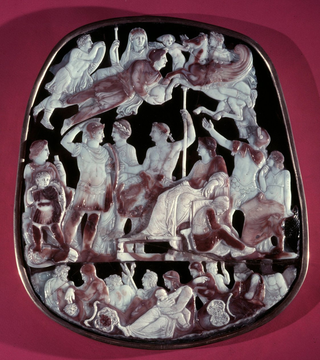 Der große Kamee der Heiligen Kapelle oder Kamee der Apotheose des Augustus: 24 Figuren sind dargestellt, darunter der römische Kaiser Augustus (in der Mitte), Caesar Germanicus, Tiberius, Nero, Caligula und Livia (Livia Drusilla Augusta, 58 v. Chr.). Oben von Roman