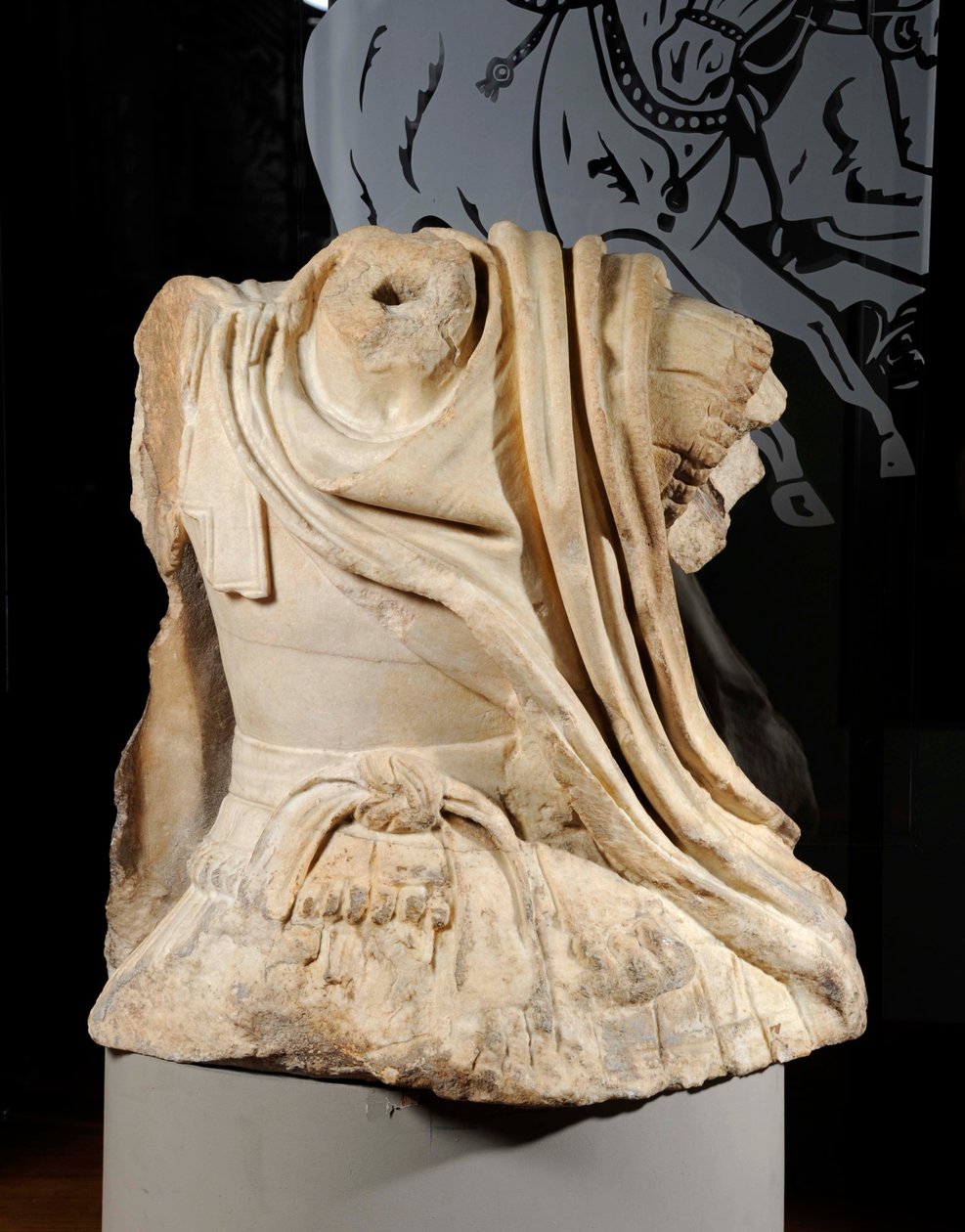 Torso von Lucio Licinio Murena inspiriert vom Reiterstandbild Alexanders der Bronzegruppe von Lysippos, gewidmet Dion, 67 n. Chr. (Marmor) von Roman