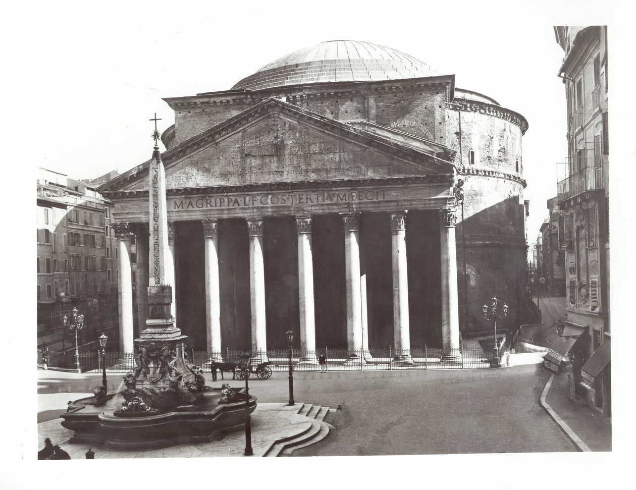 Blick auf das Pantheon und den ägyptischen Obelisken auf der Piazza della Rotunda von Roman