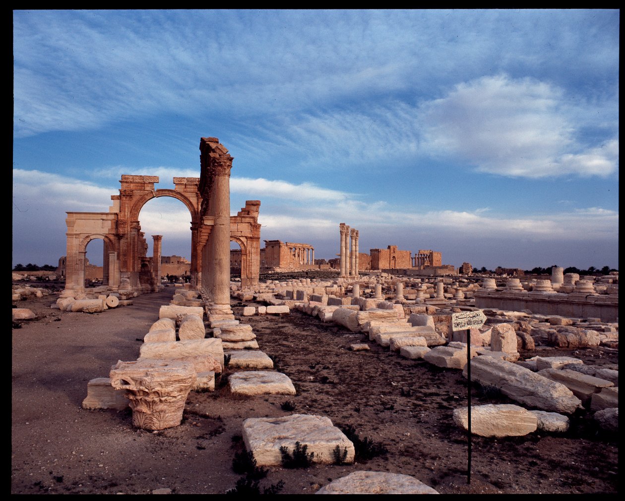 Ansicht der großen Kolonnade und des monumentalen Bogens von Roman
