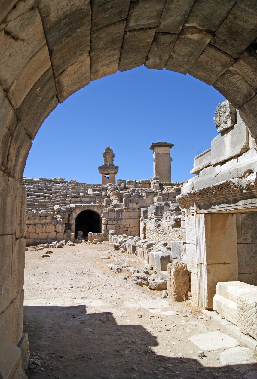 Blick durch den gewölbten Eingang des Theaters von Xanthos in die Orchestergrube, mit Säule und Harpyiengrab, Xanthos, Türkei von Roman