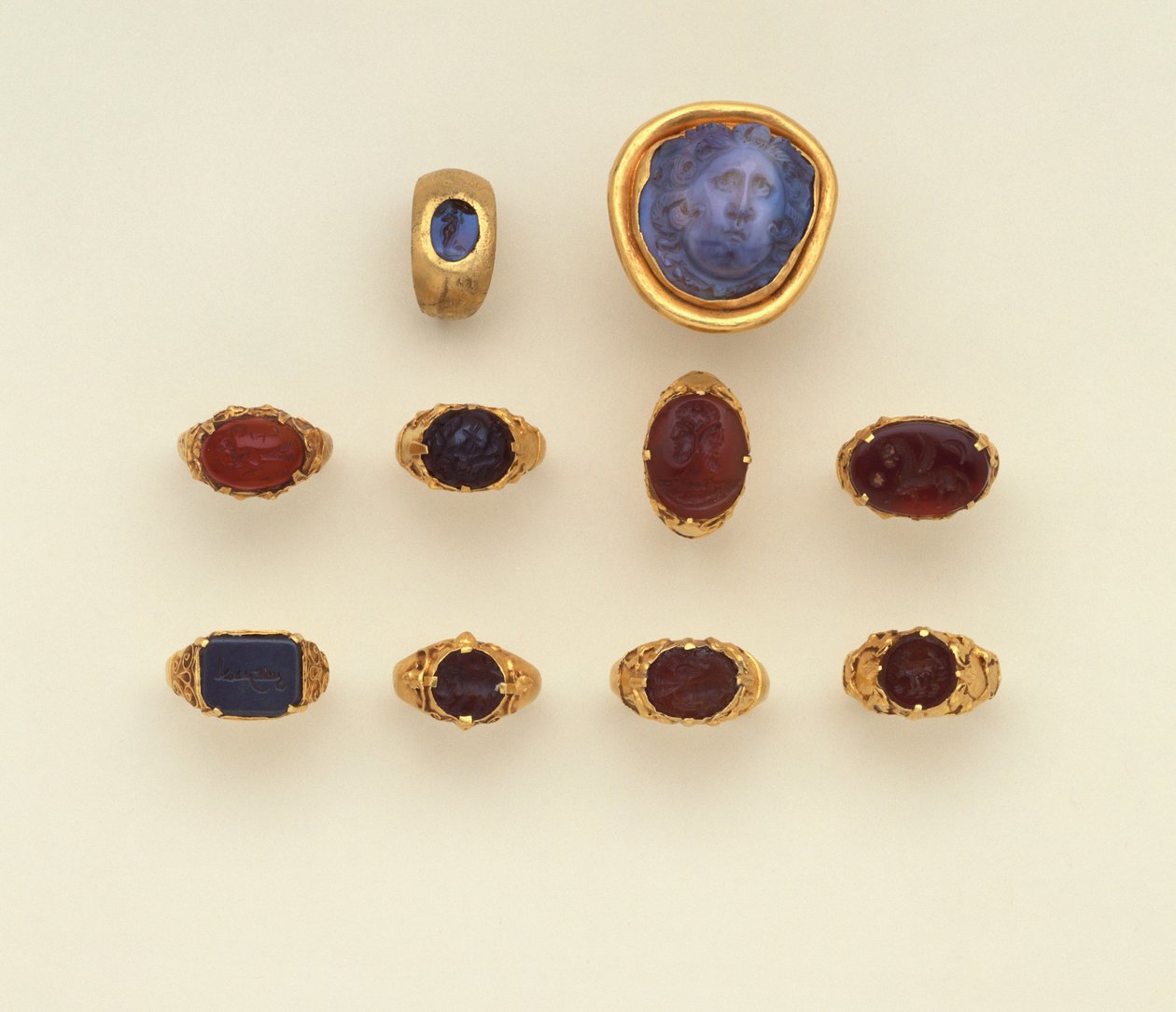 Ein römischer Gold- und Chalcedon-Intaglioring, ein großer römischer blau-grauer Chalcedon-Medusakopf-Kamee und eine Auswahl an Ringen, zwei Ringe im Seldschuken-Stil von Roman Roman