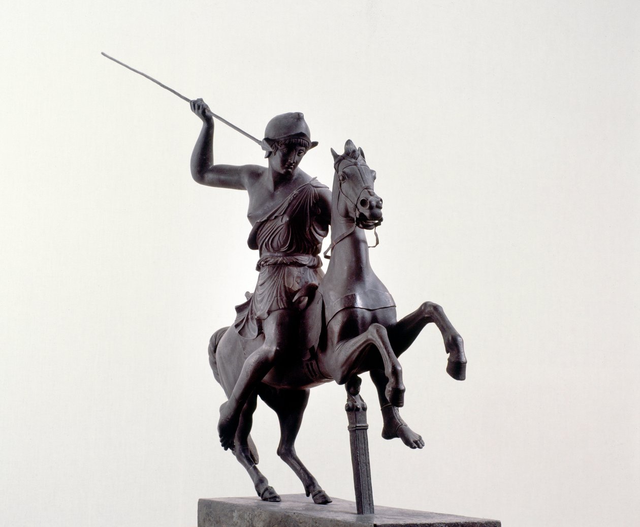 Amazone zu Pferd (Bronzeskulptur nach einem griechischen Original aus dem 3. Jahrhundert v. Chr.) von Roman Roman