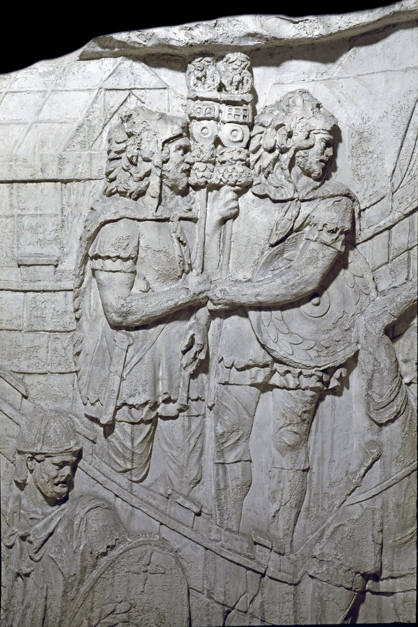 Römische Kunst: „Krieger, die den römischen Adler tragen (Aquiliferes)“ Abguss von 1862, der die Basreliefs der Trajanssäule (Colonna Traiana) in Rom reproduziert, erbaut während der Herrschaft von Kaiser Trajan (53-117). Die Trajanssäule erinnert an von Roman Roman
