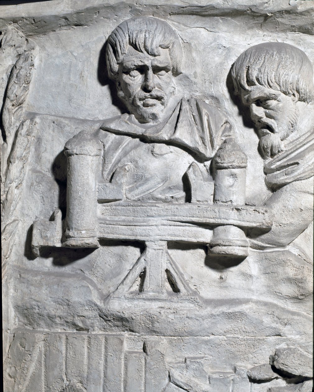 Römische Kunst: Römische Soldaten in der Nähe einer Katapult während des ersten Dakerkrieges. Abguss von 1862, der die Reliefs der Trajanssäule in Rom reproduziert von Roman Roman
