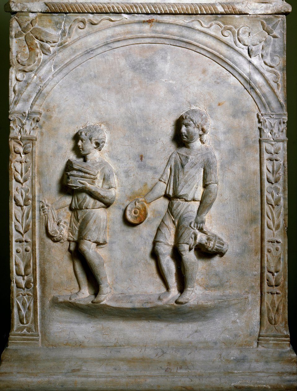 Römische Kunst: Grabaltar zeigt zwei Diener, die Opfergaben tragen von Roman Roman