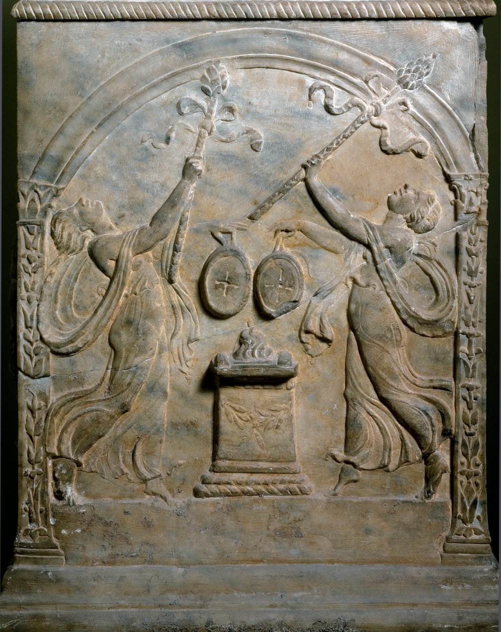 Römische Kunst: Grabaltar, der zwei tanzende Mänaden darstellt. Flachrelief. Rom, Nationalmuseum von Roman Roman