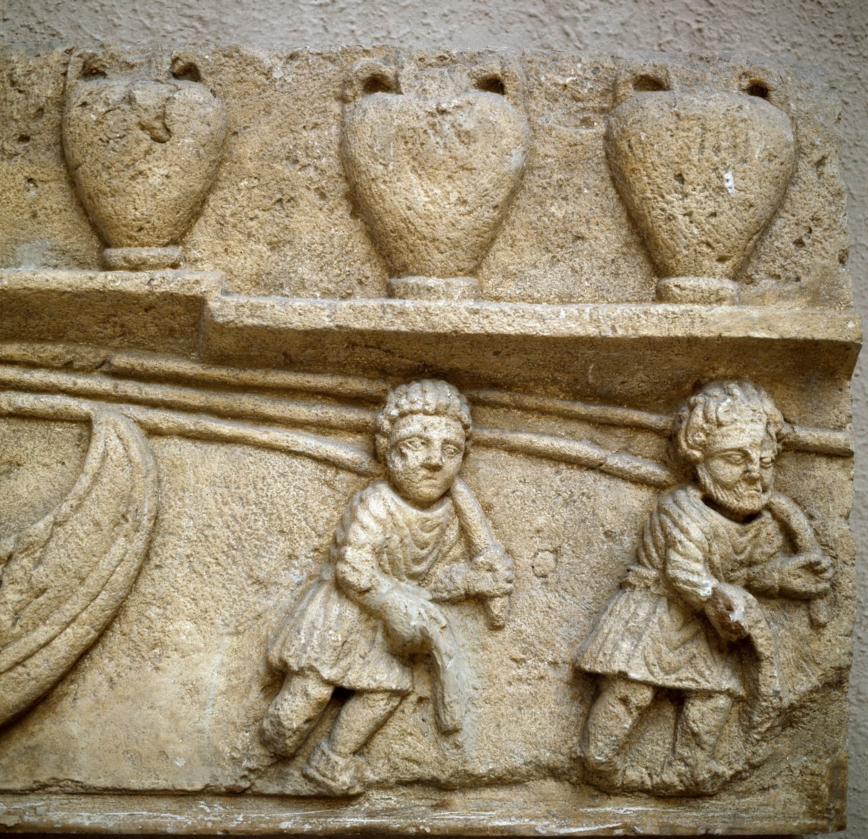 Römische Kunst: Das Schleppen eines mit Fässern beladenen Bootes (Detail) von Roman Roman