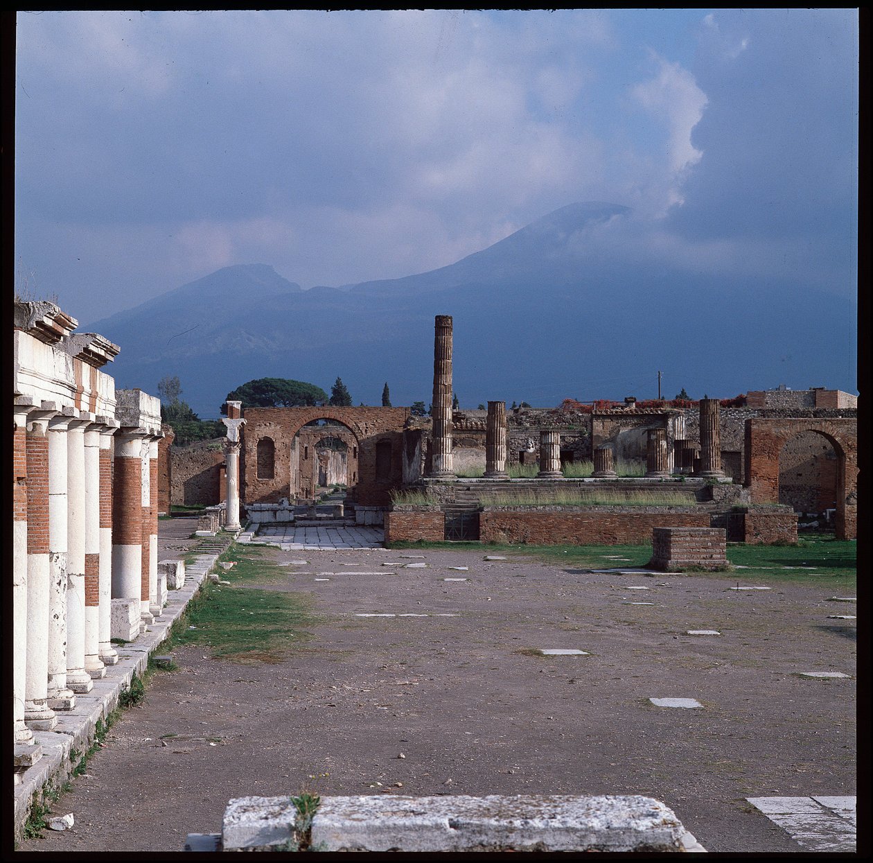 Römische Kunst: Blick auf das Forum, archäologische Stätte von Pompeji (1. Jahrhundert v. Chr. - 1. Jahrhundert n. Chr.), Italien von Roman Roman