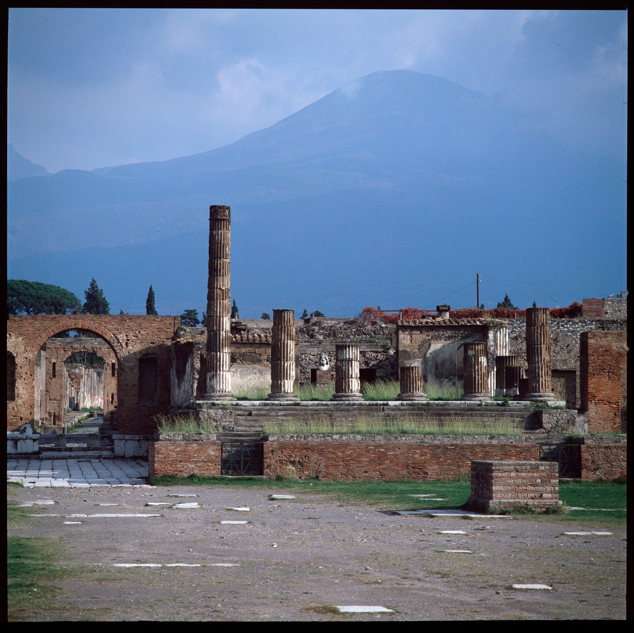 Römische Kunst: Ansicht des Forums, archäologische Stätte von Pompeji (1. Jahrhundert v. Chr.-1. Jahrhundert n. Chr.) Italien (Römische Kunst: Ansicht des Forums Pompeji) von Roman Roman