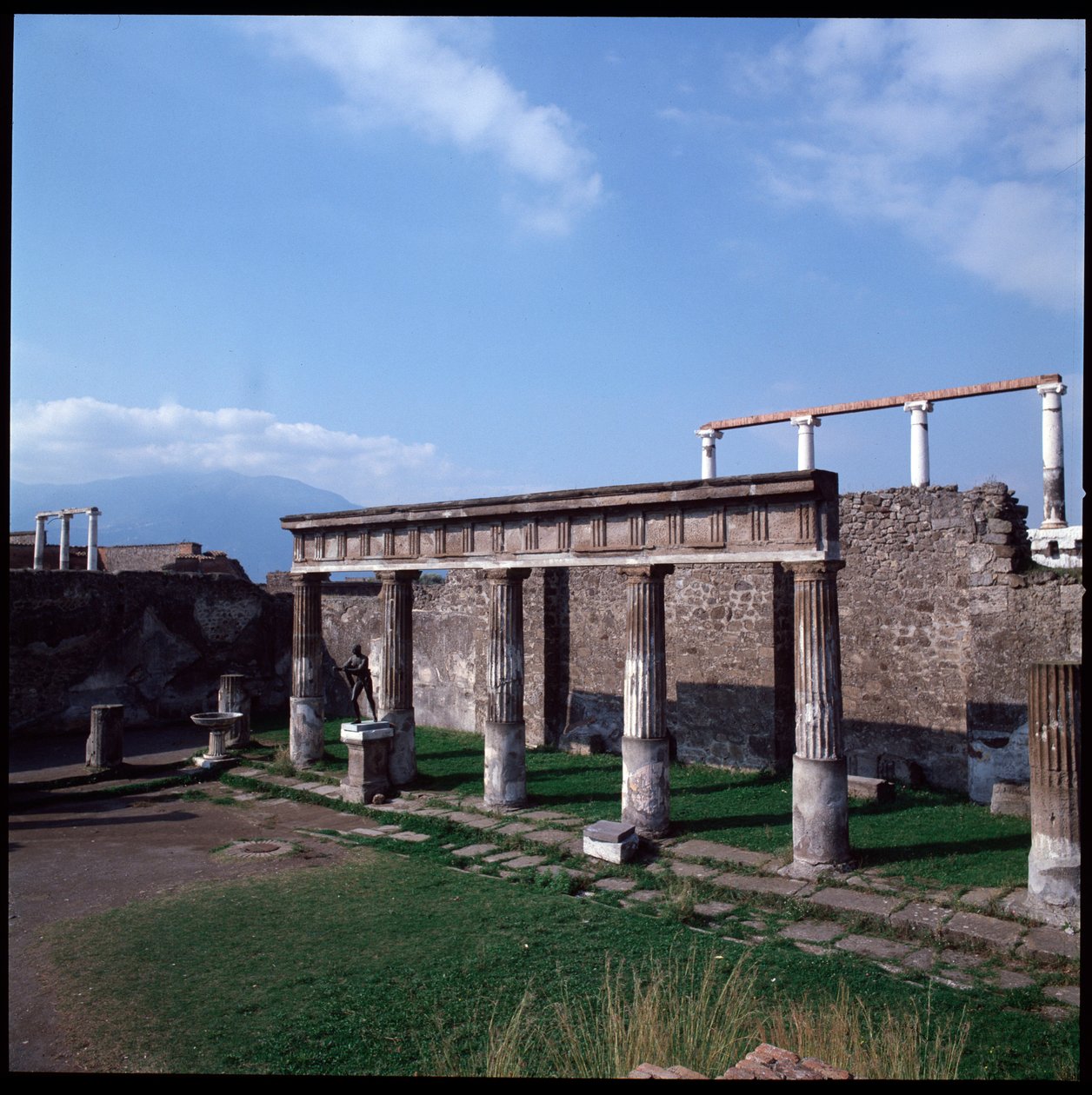 Römische Kunst: Ansicht des Tempels des Apollo auf der archäologischen Stätte von Pompeji (4. Jahrhundert v. Chr. - 2. Jahrhundert v. Chr.), Italien von Roman Roman