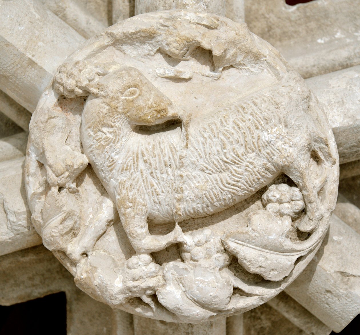 Ein Lamm, Detail des Gewölbes der Saint-Laurent-Kapelle, ursprünglich über der Zisterzienserabtei von Fontenay (Burgund, Frankreich) von Romanesque