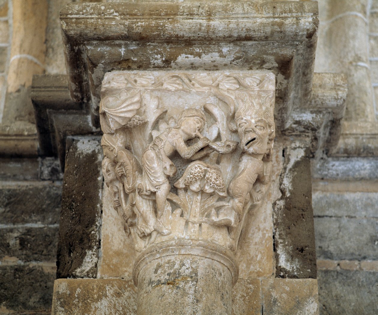 Ein Musiker und ein Dämon, der Wollust symbolisiert (geschnitztes Kapitell) von Romanesque