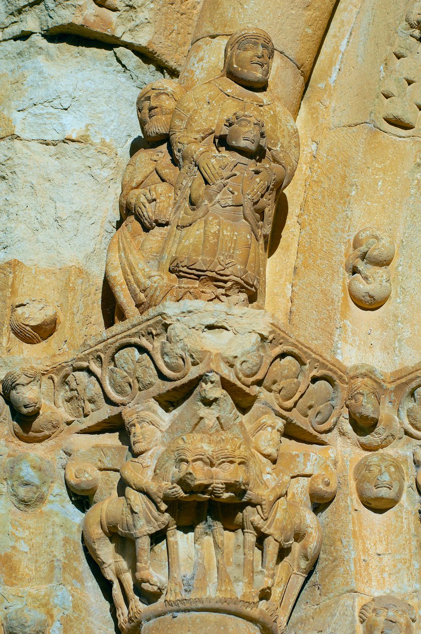 Fassade der Kirche Santa Maria de Covet, Isona, Spanien (Detail eines Kapitells) von Romanesque