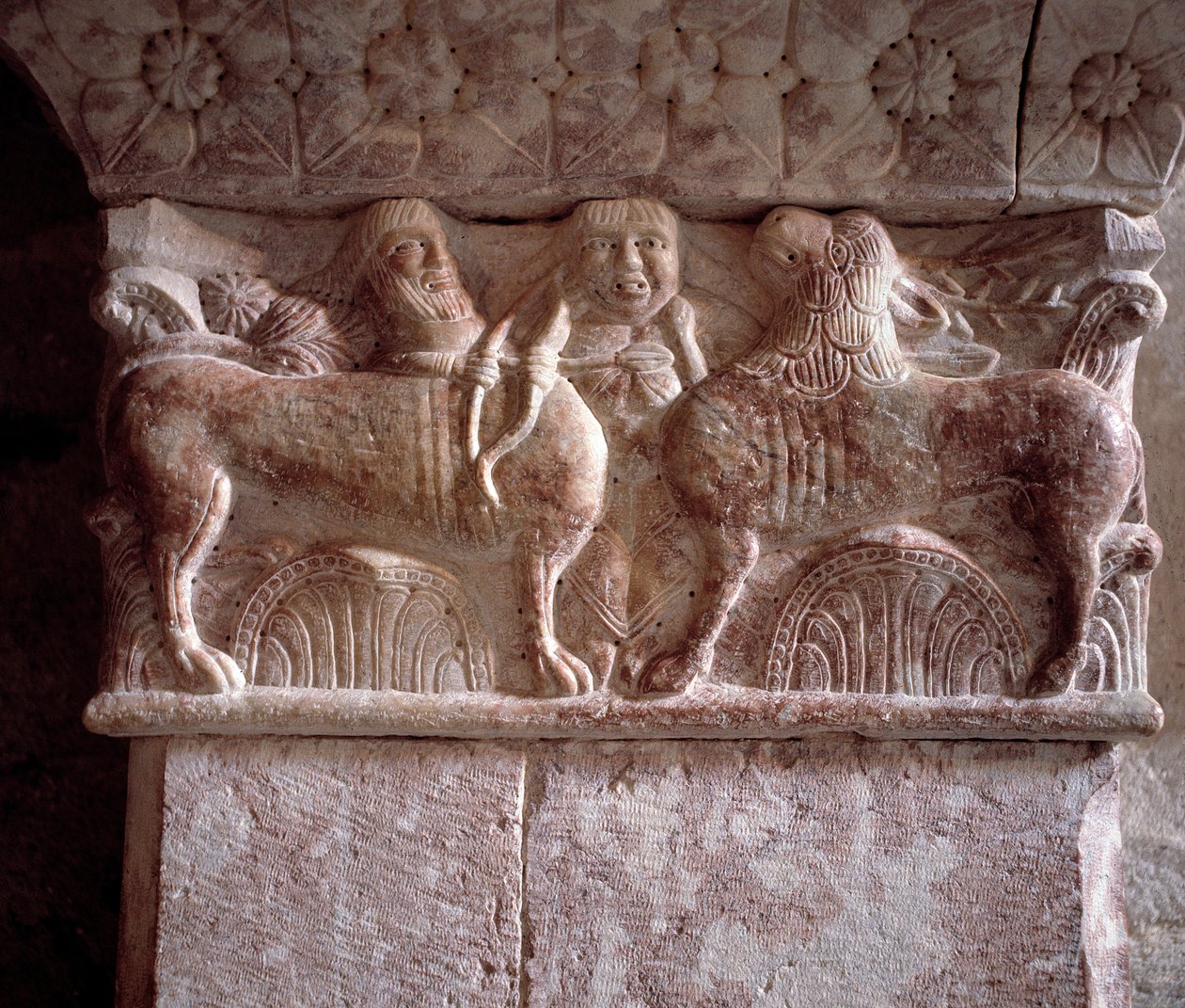 Jagdszene, geschnitztes Kapitell in der Tribüne des Priorats von Romanesque