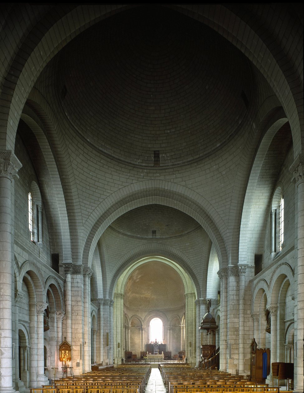 Innenansicht der Kathedrale Saint Pierre von Romanesque