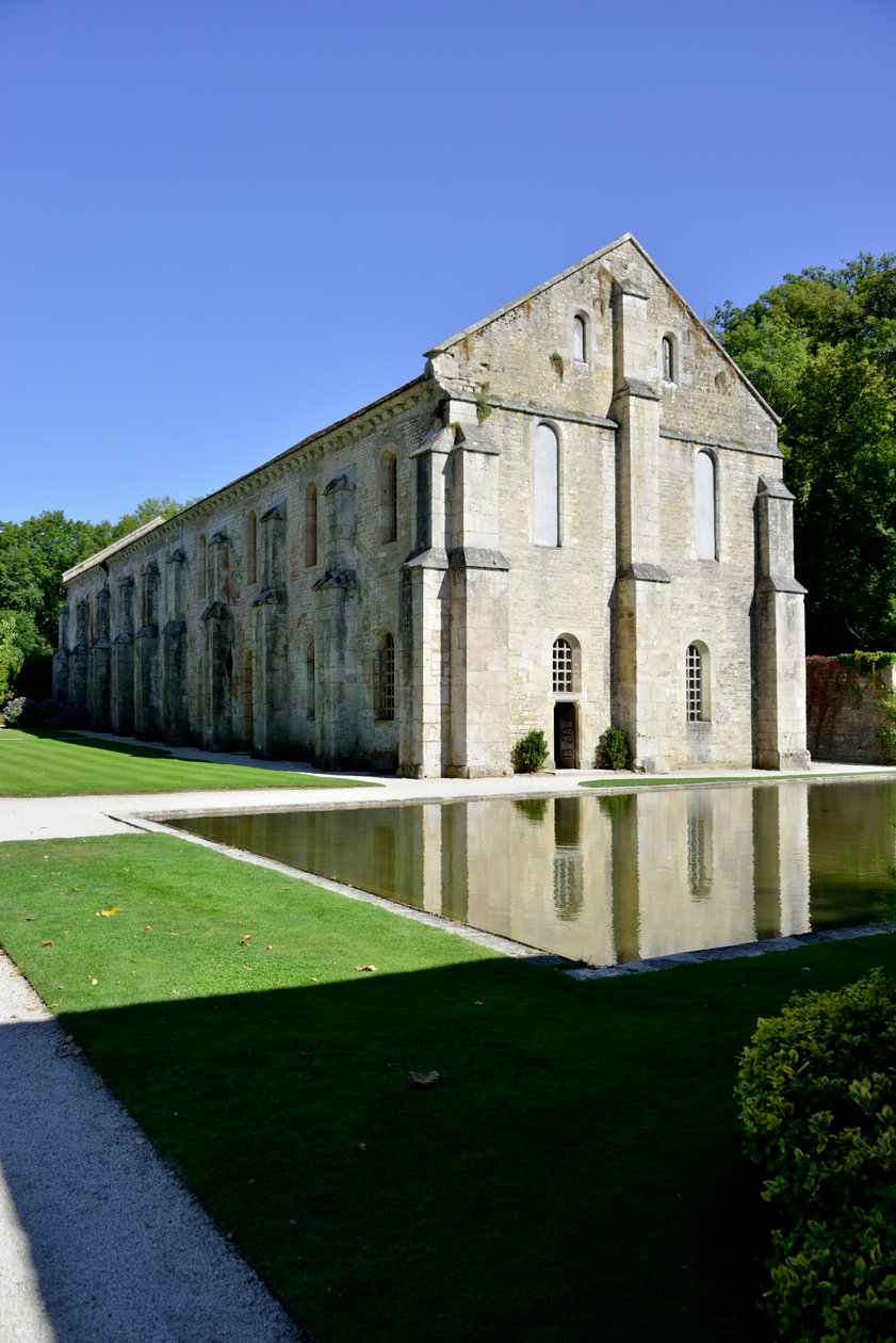 Romanische Architektur: Außenansicht der Schmiede der Zisterzienserabtei von Fontenay, Burgund, Ende des 12. Jahrhunderts von Romanesque