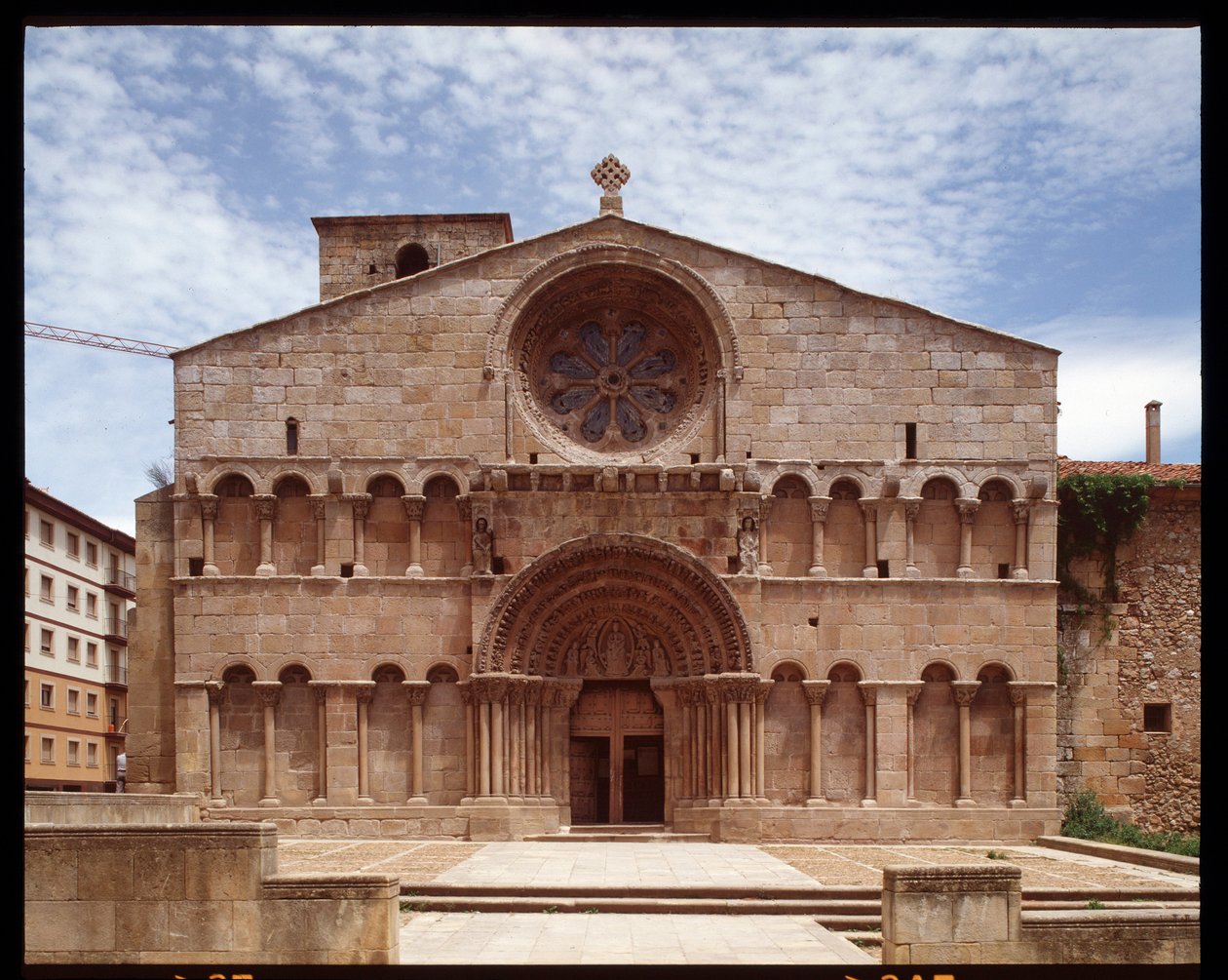 Romanische Kunst: Ansicht der Kirche St. Dominica (Iglesia de Santo Domingo, St.-Dominikus-Kirche) 12. Jahrhundert Soria, Spanien von Romanesque