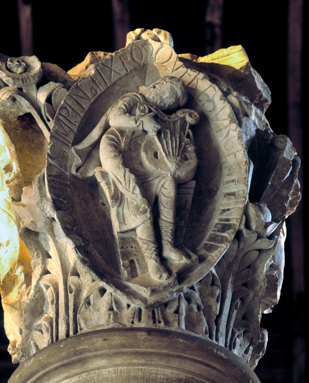 Töne des gregorianischen Gesangs: der dritte (Leidenschaft und Auferstehung Christi), Kapitell des Chors (Skulptur) von Romanesque