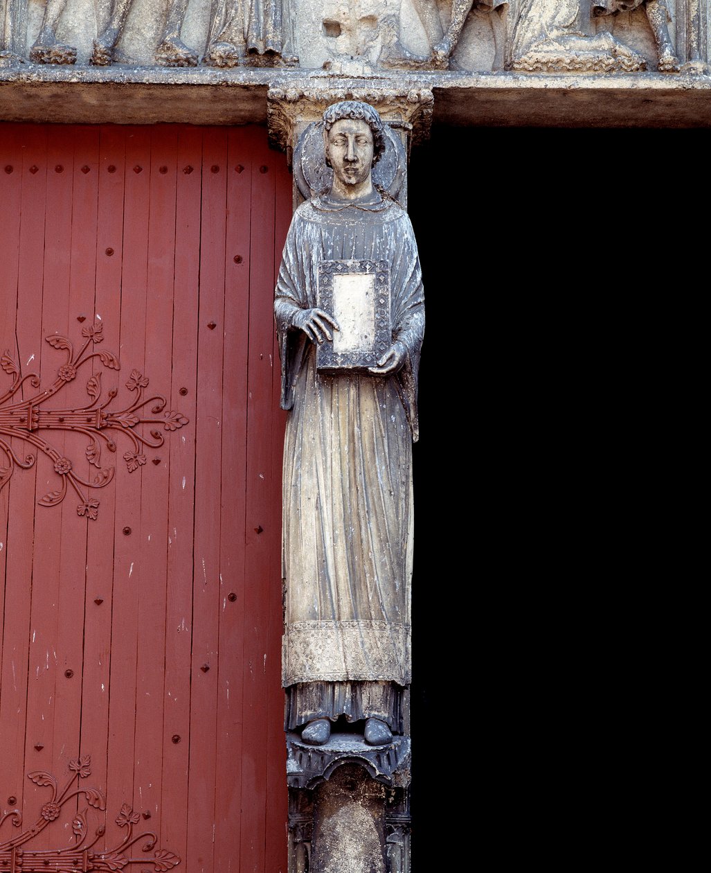 Ansicht einer Skulptur am zentralen Pfeiler des Zentralportals (1140-1200) von Romanesque
