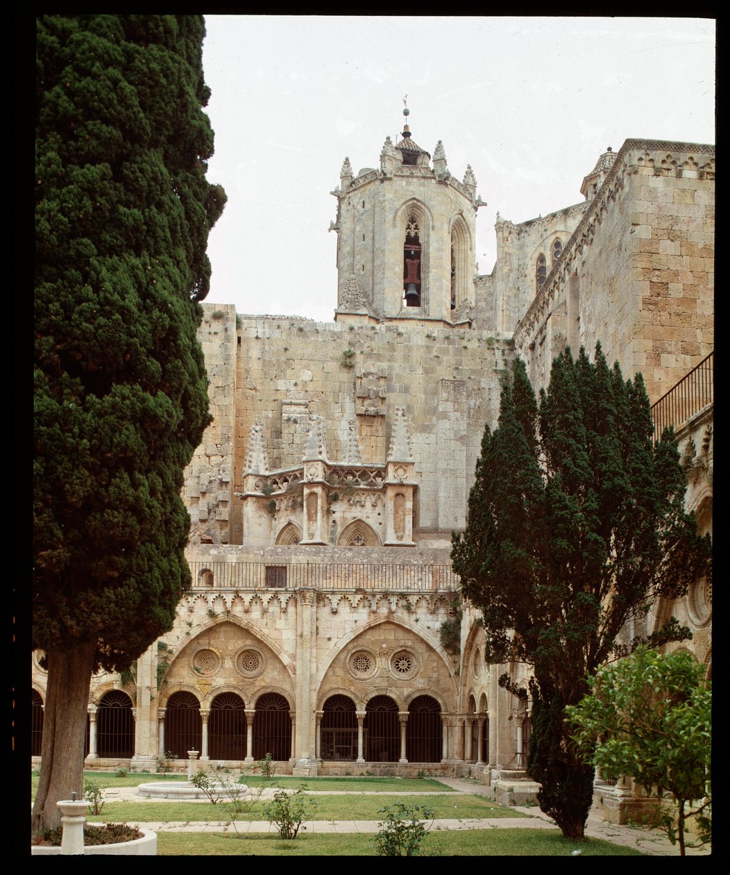 Ansicht des Kreuzgangs und der Kathedrale von Sainte Thecle (Sainte-Thecle) in Tarragona von Romanesque