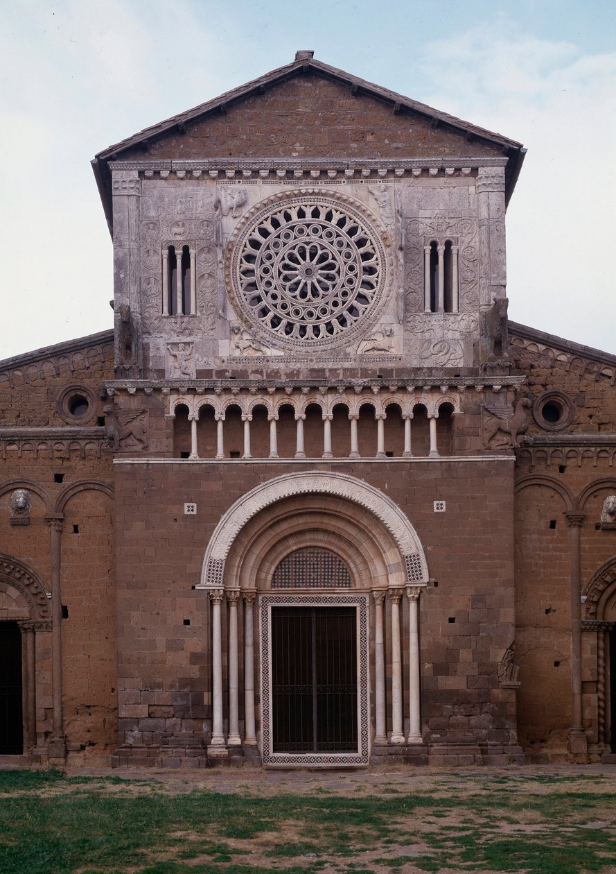 Ansicht der Fassade der Kirche San Pietro (ca. 1250, restauriert 1870) Tuscania, Italien von Romanesque
