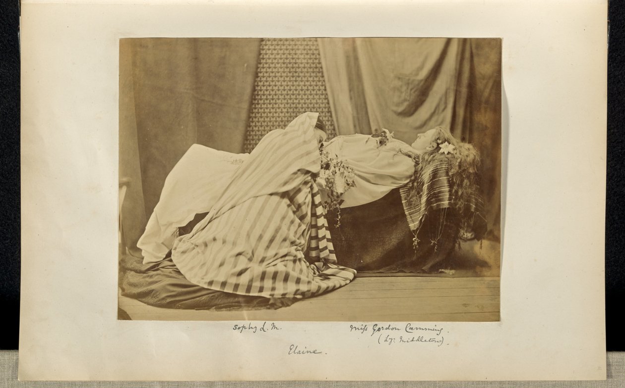 [Lady Middleton als "Elaine" und Sophy L.M. in Tableau Vivant aus "Idylls of the King"] von Ronald Ruthven Leslie Melville
