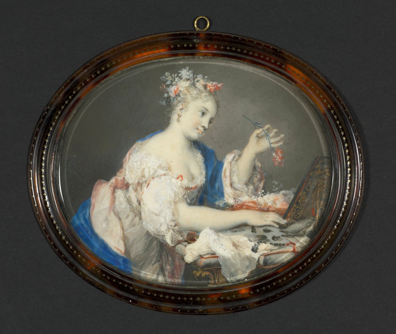 Eine Frau, die Blumen in ihr Haar steckt, um 1710 von Rosalba Carriera