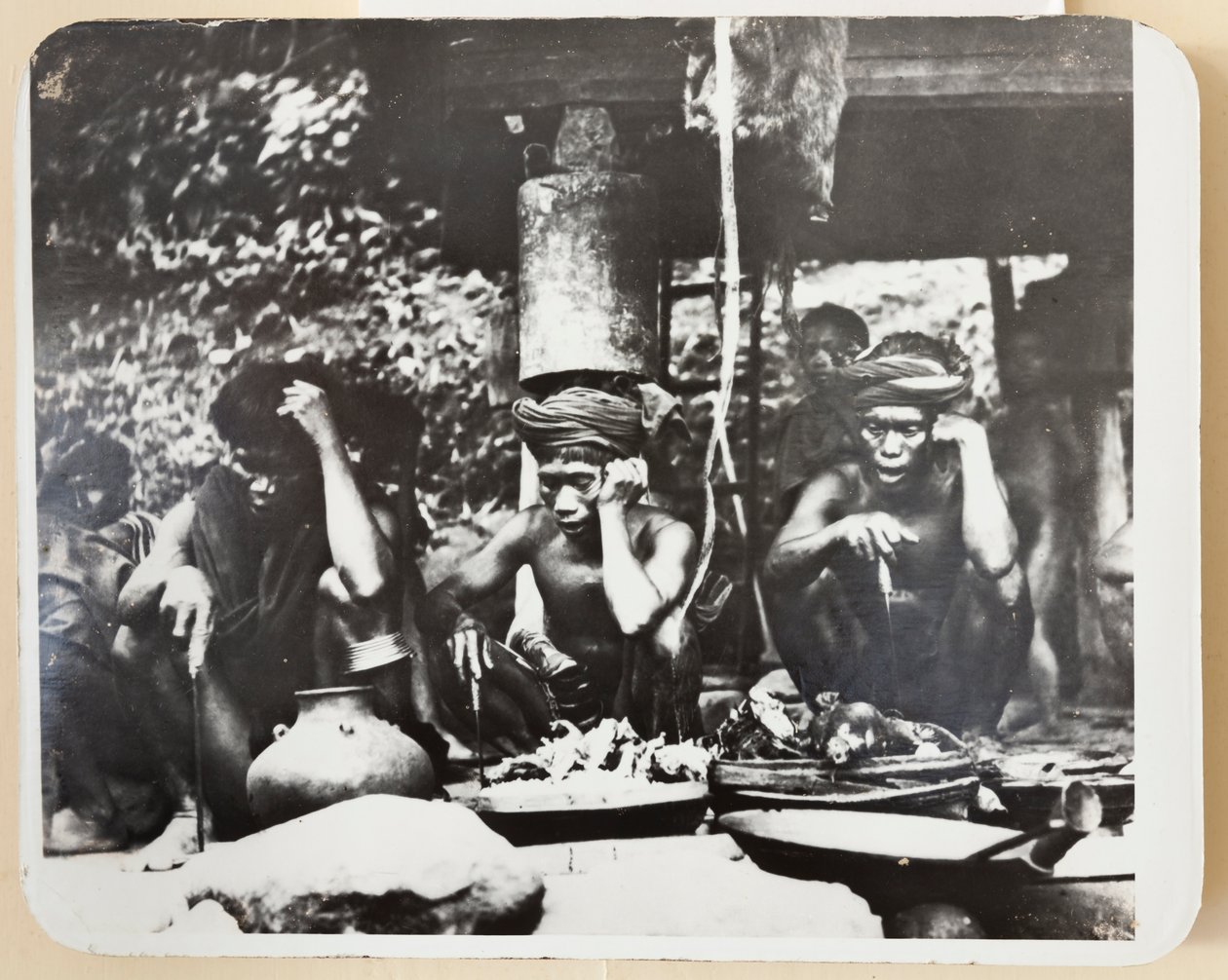 Ifugao-Priester während einer religiösen Zeremonie, 1910 von Roy Barton