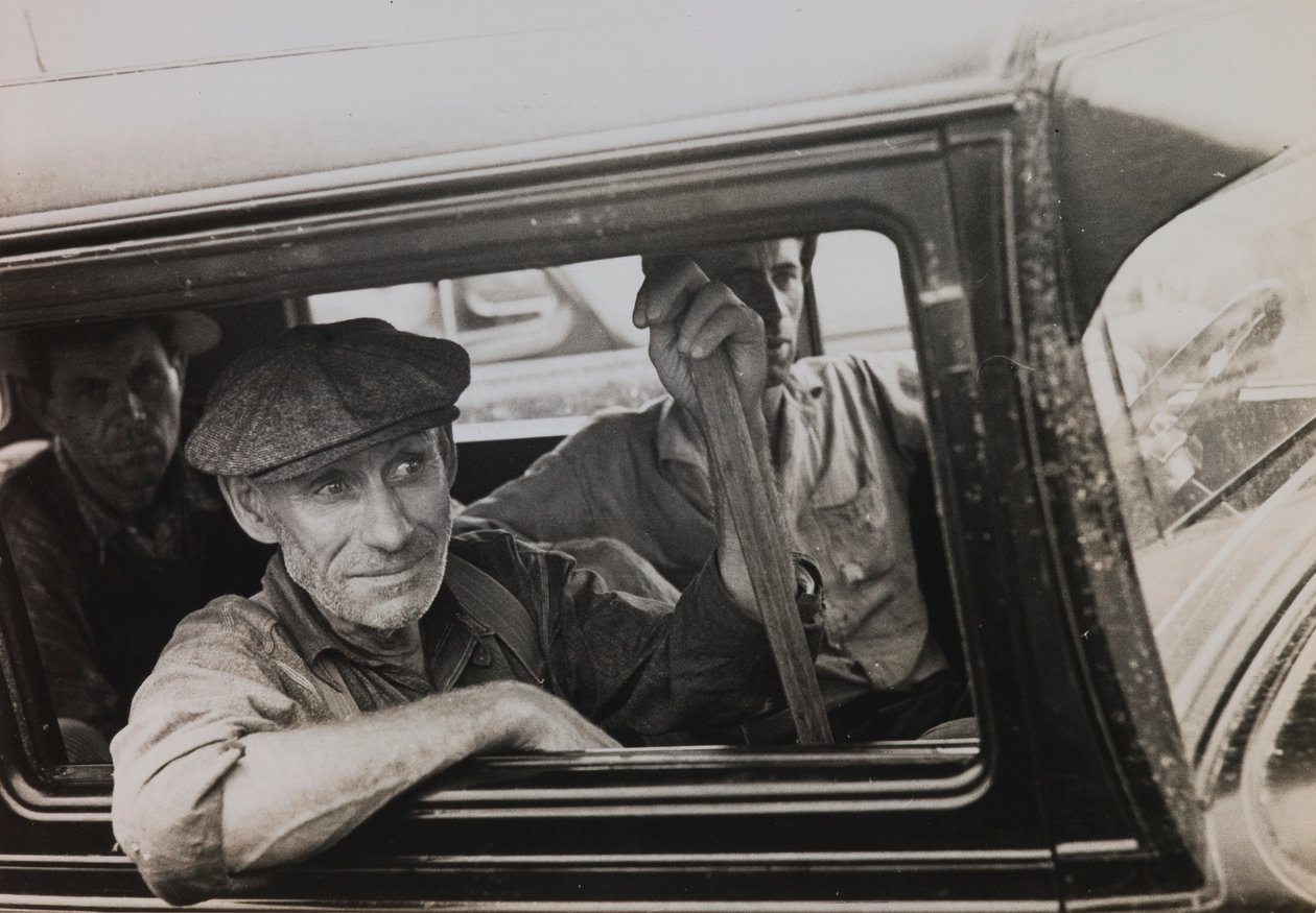 Ohne Titel (Männer im Lastwagen) von Russell Lee