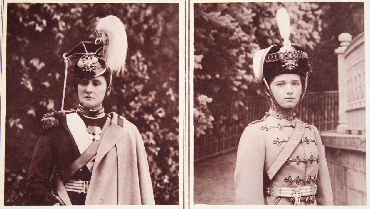 Oberst-in-Chief der russischen Lanzenreiter: die Kaiserin von Russland, und Oberst-in-Chief der russischen Husaren: die Großherzogin Olga, aus The Illustrated War News von Russian Photographer