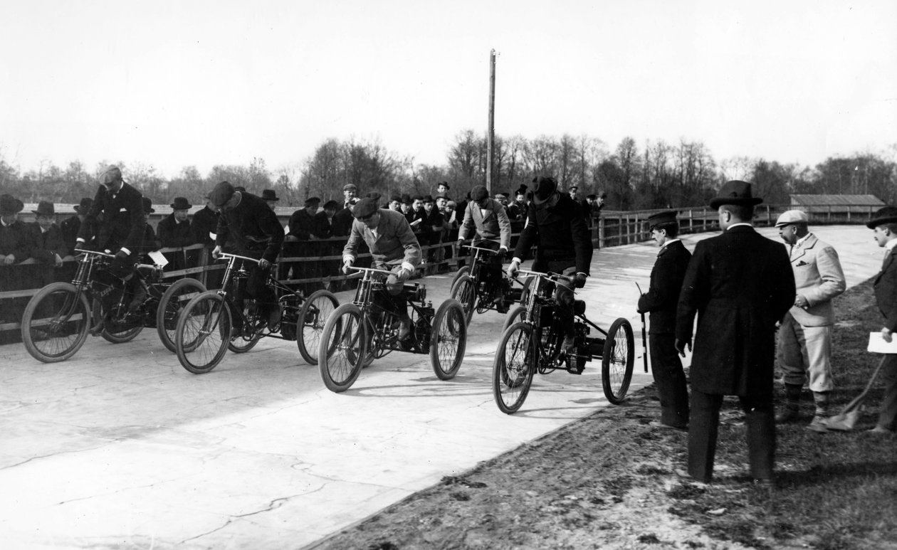 Teilnehmer eines motorisierten Dreiradrennens in Sankt Petersburg, ca. 1899 von Russian Photographer