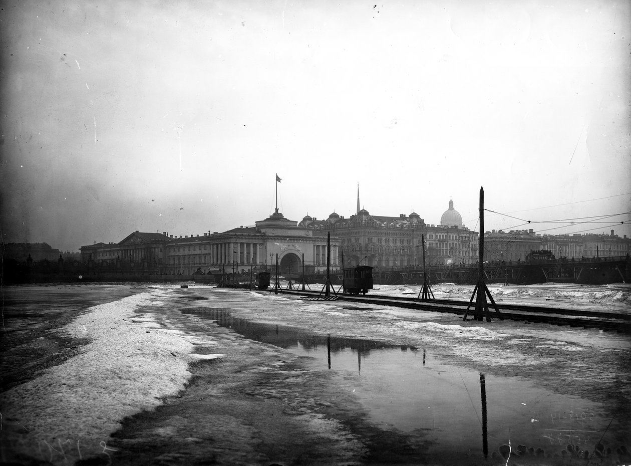 Elektrische Straßenbahnschienen auf dem zugefrorenen Fluss Newa von Russian Photographer