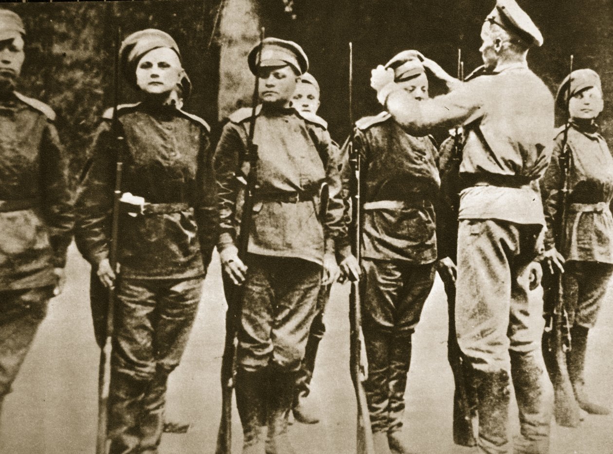 Mitglieder des 1. Russischen Frauenbataillons des Todes, 1917 (Sepia-Foto) von Russian Photographer
