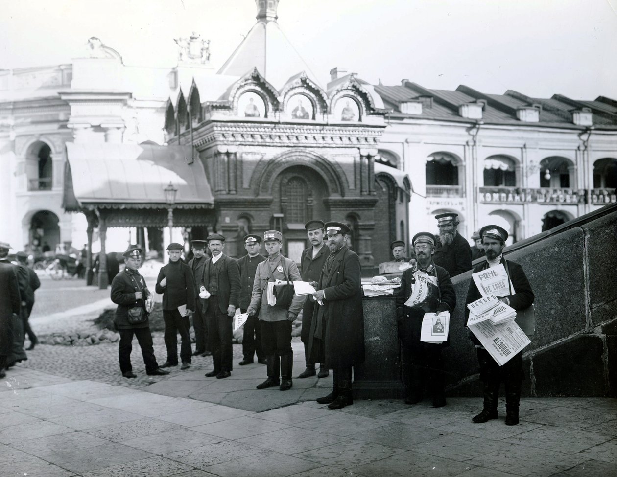 Zeitungsverkäufer in St. Petersburg, 1913 von Russian Photographer