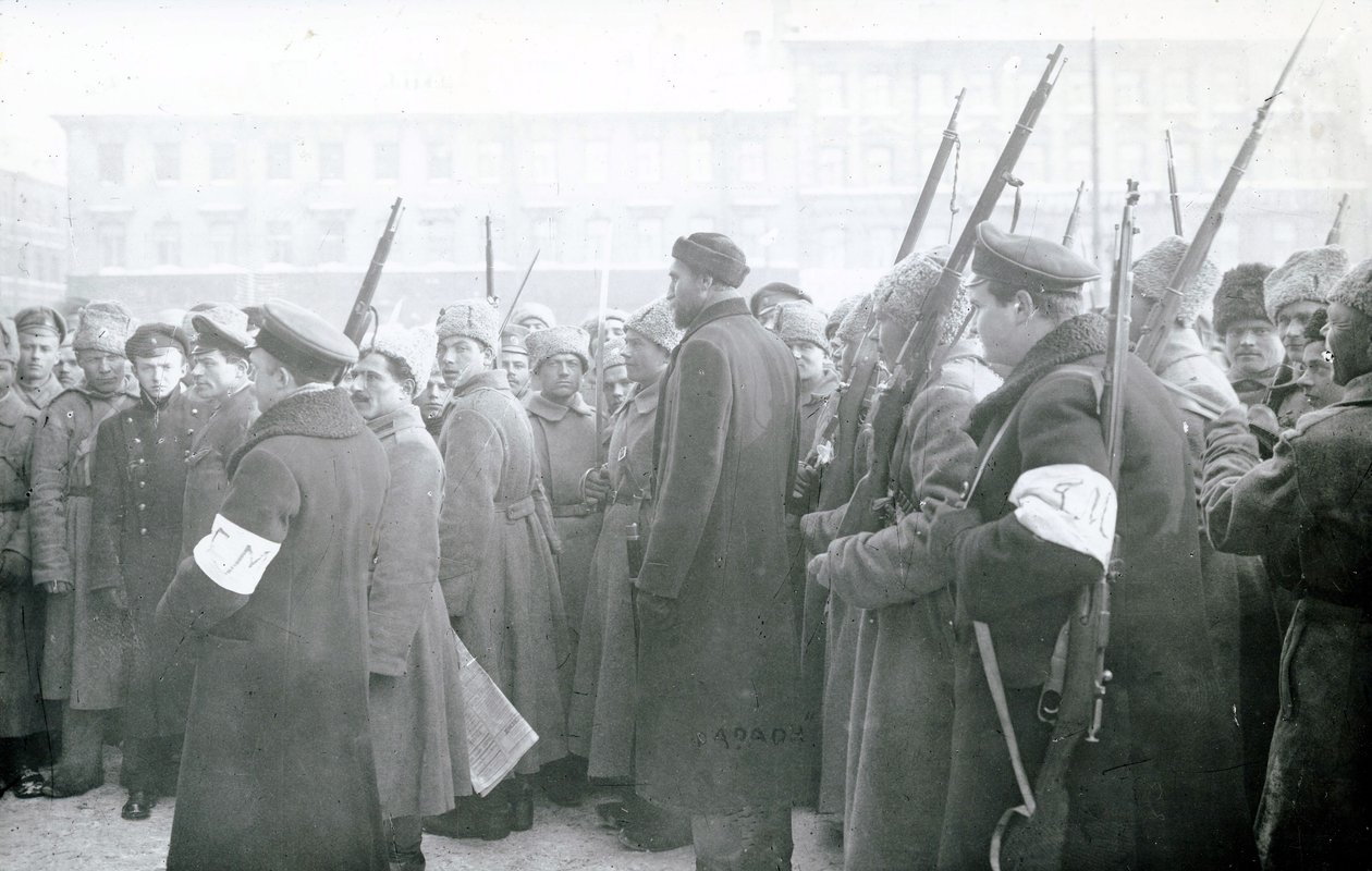 Revolutionäre Miliz verhaftet Polizisten, Februar 1917 von Russian Photographer