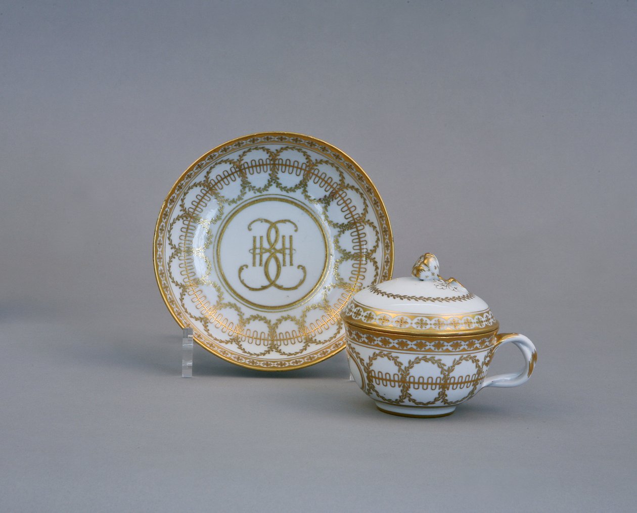 Tasse und Untertasse mit dem Monogramm von Katharina II., Kaiserliche Porzellanmanufaktur, 1770-1780er Jahre von Russian Master
