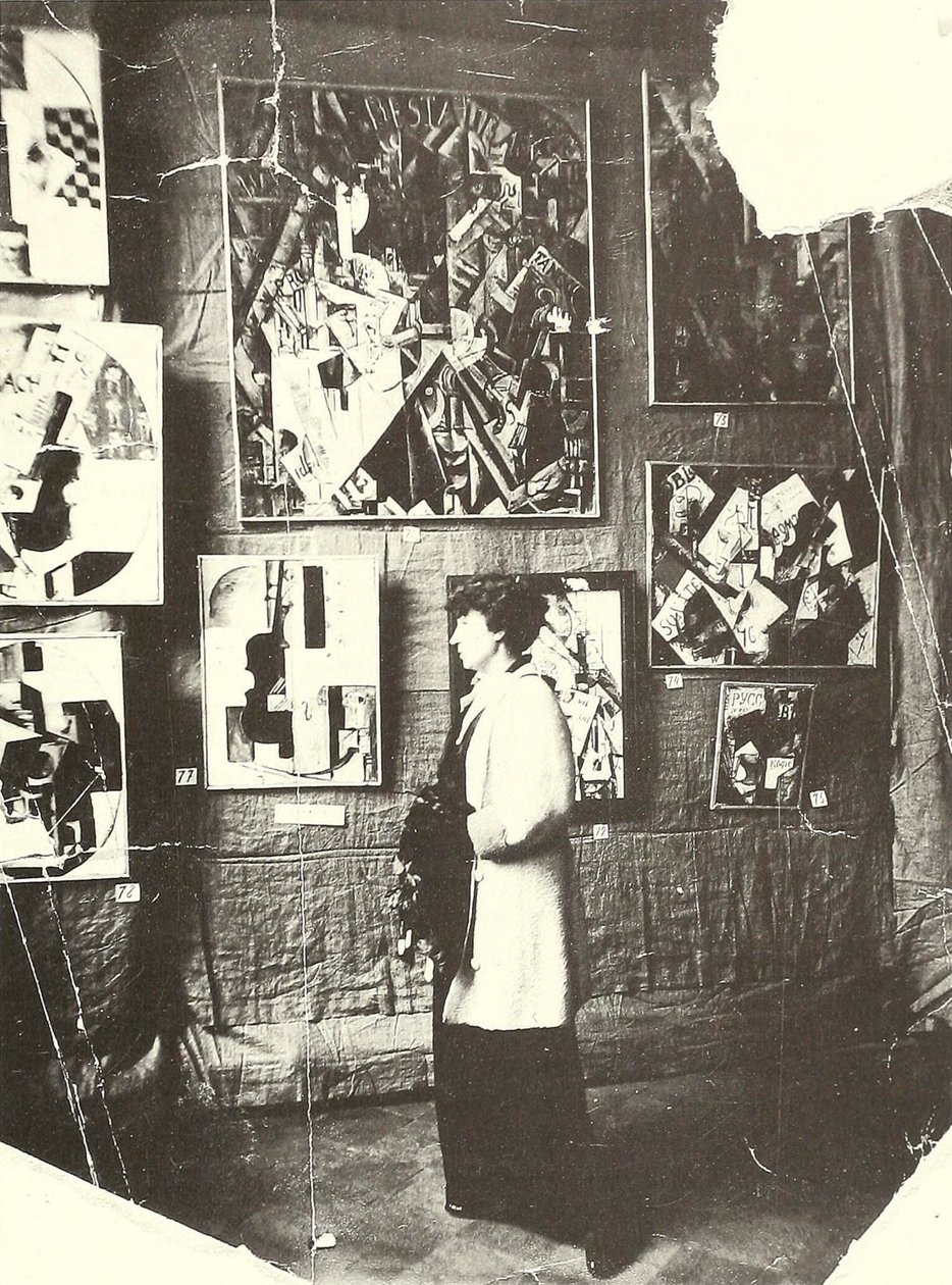 Alexandra Ekster vor Udaltsovas Gemälden auf der Ausstellung Der Laden, Moskau von Russian Photographer