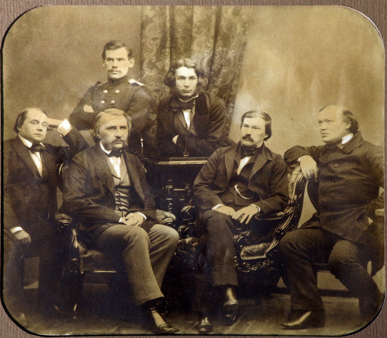 Leo Tolstoi und Dmitri Grigorowitsch - Sitzend, Iwan Alexandrowitsch Gontscharow, Iwan Sergejewitsch Turgenew, Alexander Wassiljewitsch Druschinin und Al von Russian Photographer