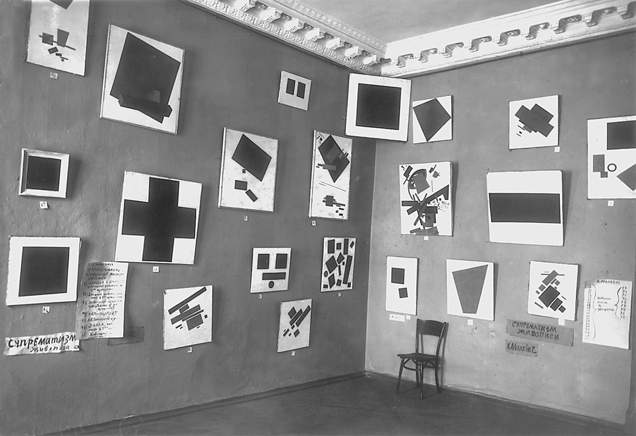 Ansicht des Raums mit Malevichs Schwarzem Quadrat und anderen suprematistischen Gemälden, Die letzte futuristische Ausstellung von Gemälden 0.10, Petrograd, Winter 1915-16 von Russian Photographer