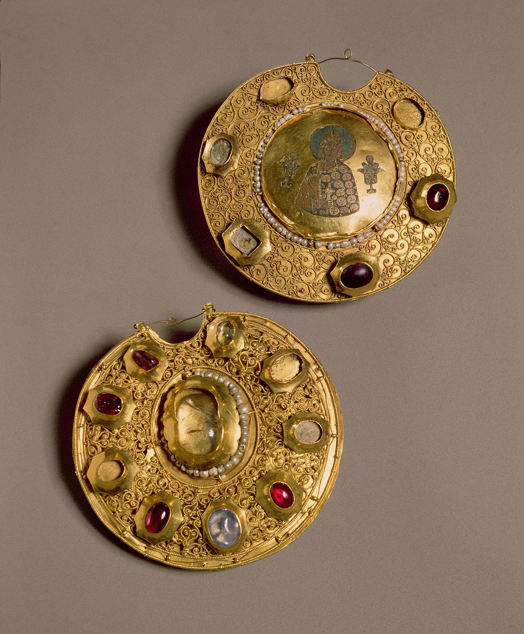 Kolt-Medaillon, Rjasan (Gold mit Perlen, Emaille und Edelsteinen) von Russian School