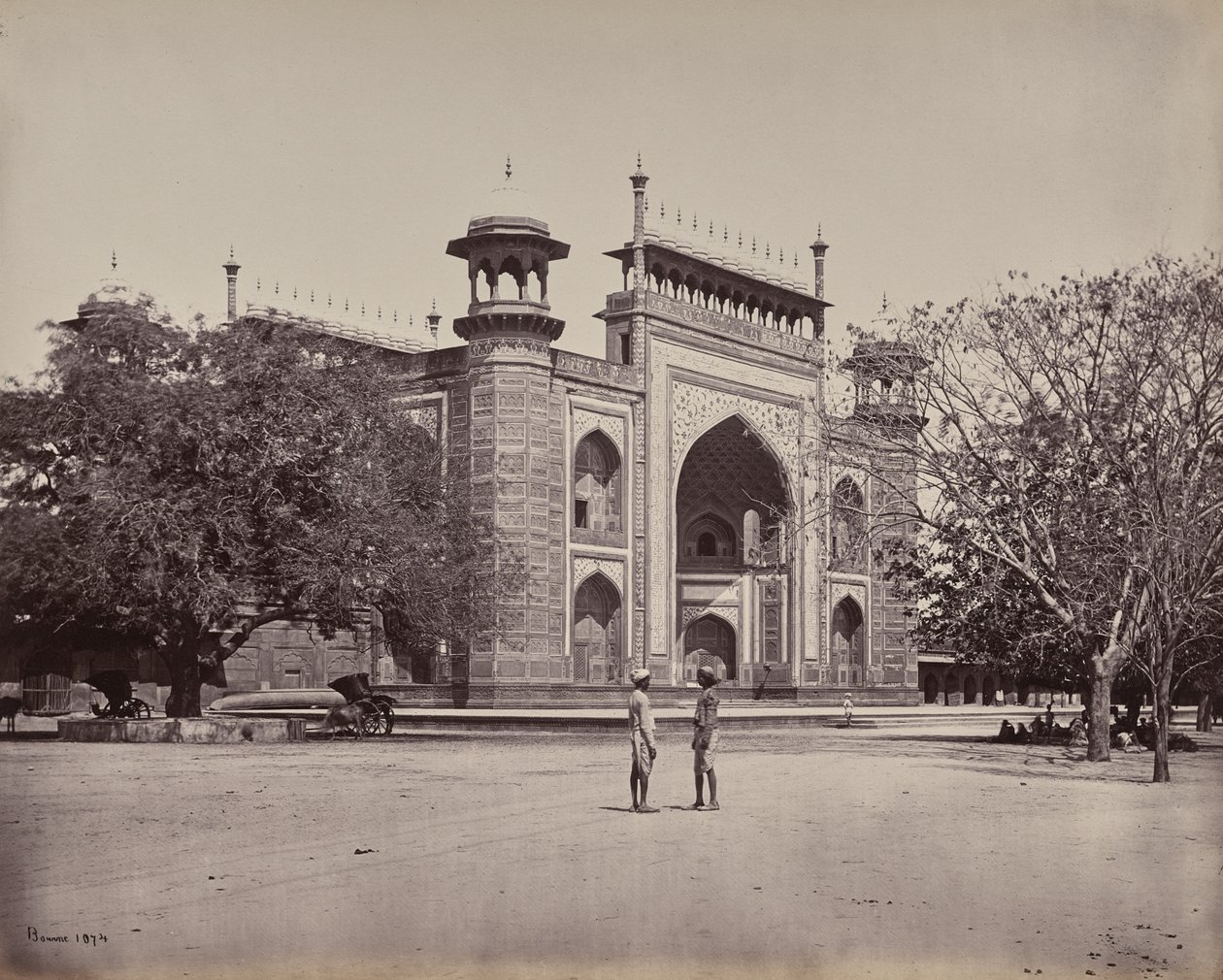 Agra. Das Tor zu den Gärten rund um das Taj Mahal von Samuel Bourne