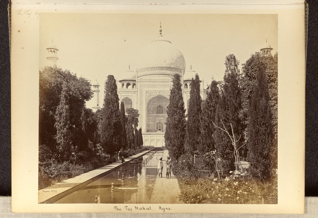 Agra: das Taj Mahal, vom Brunnen aus gesehen von Samuel Bourne