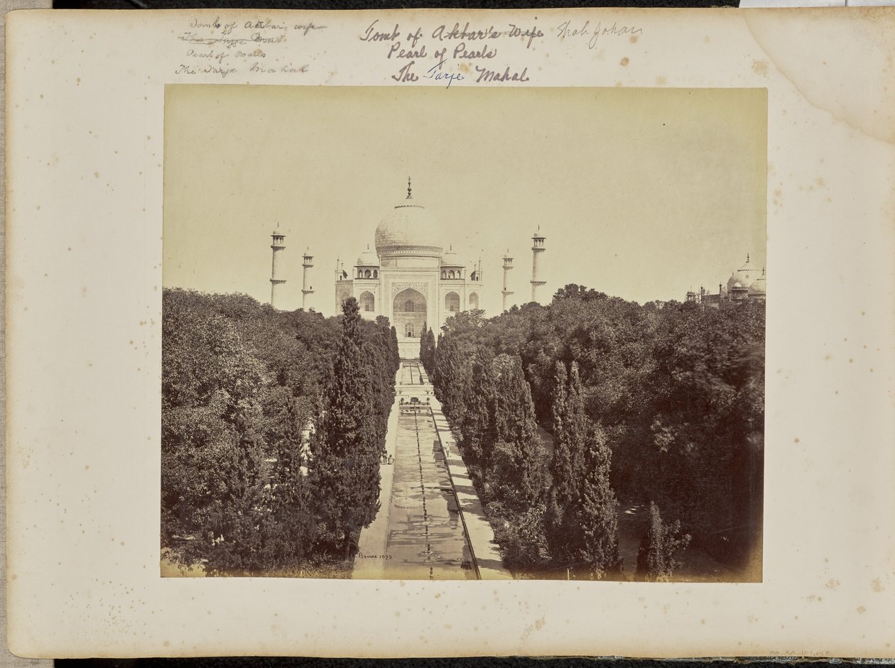 Agra: der Taj und der Garten vom Eingangstor aus von Samuel Bourne