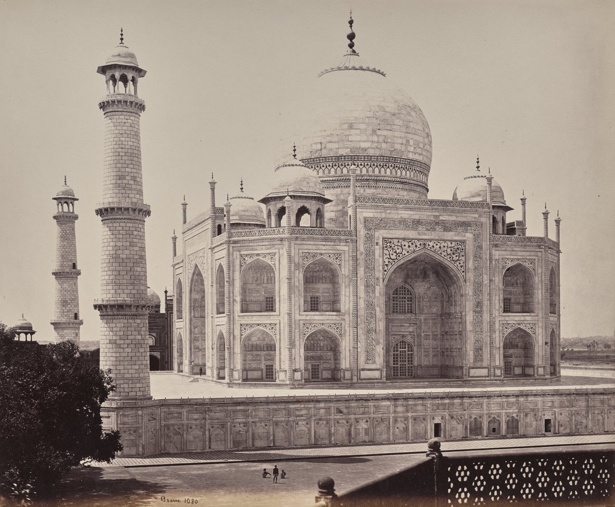 Agra. Blick auf das Taj Mahal von einer Ecke des Innenhofs von Samuel Bourne