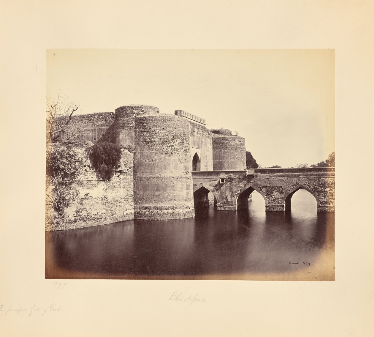 Bhurtpore; das Haupttor der Festung von Samuel Bourne